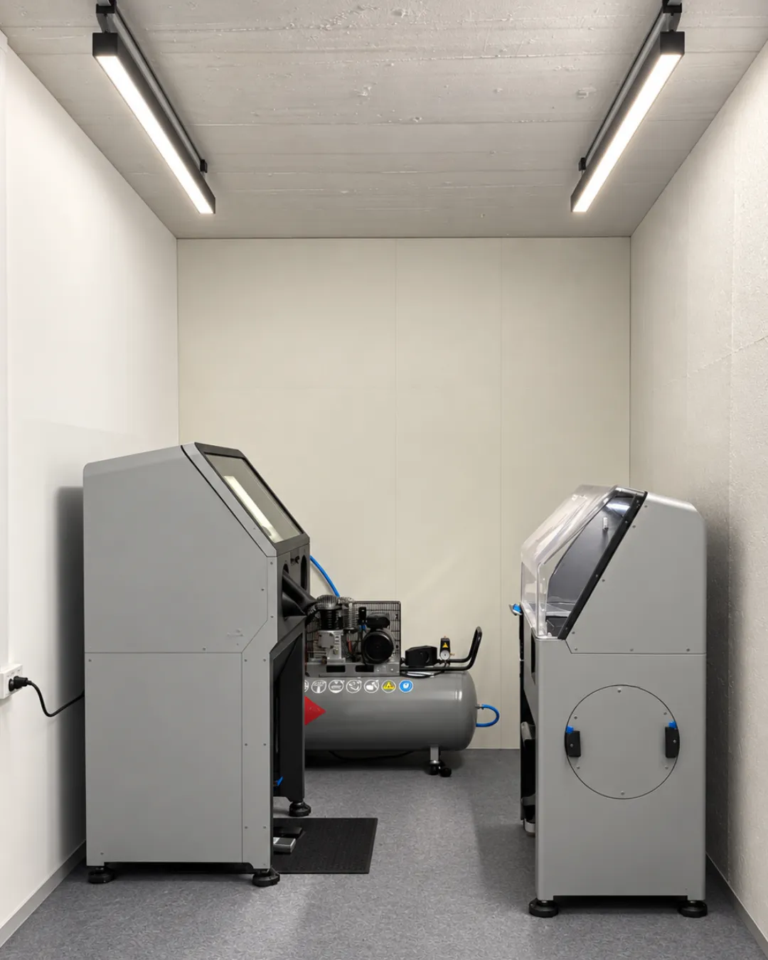 Werkstatt für die Nachbearbeitung mit Strahlkabine, Kompressor und Entpulverungsstation